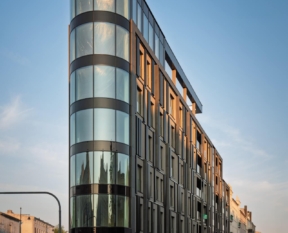 new-iron-residential-building-with-curved-glazed-corners-10