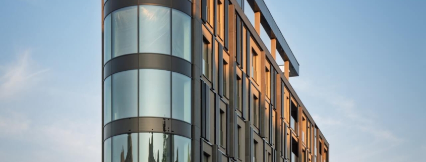 new-iron-residential-building-with-curved-glazed-corners-10