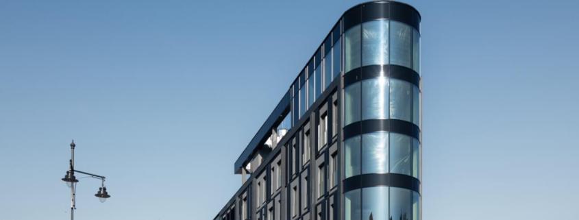 new-iron-residential-building-with-curved-glazed-corners-13