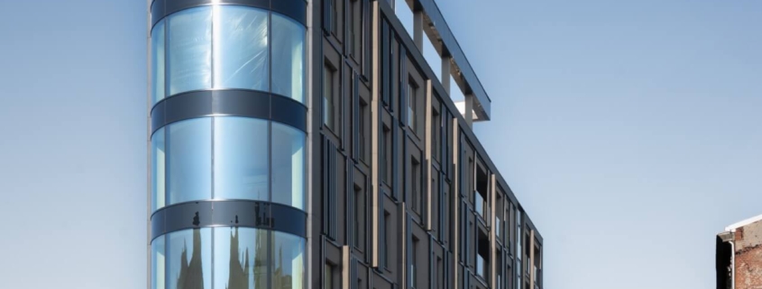 new-iron-residential-building-with-curved-glazed-corners-14