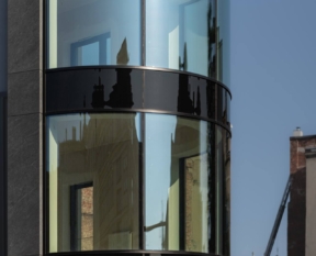 new-iron-residential-building-with-curved-glazed-corners-15