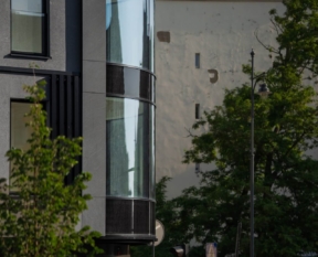 new-iron-residential-building-with-curved-glazed-corners-16