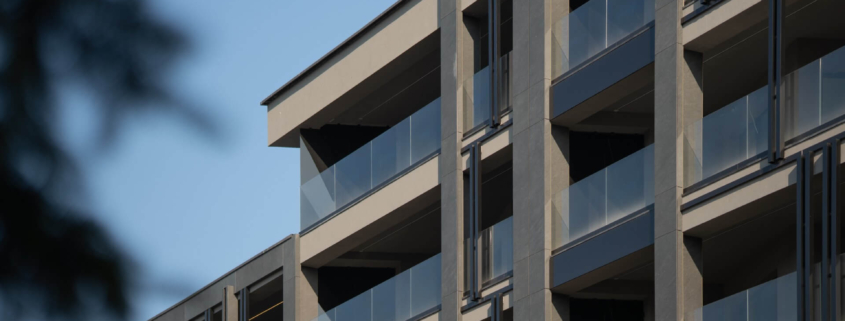 new-iron-residential-building-with-curved-glazed-corners-17