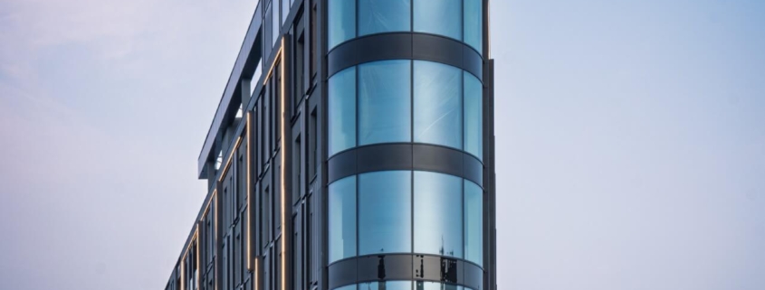new-iron-residential-building-with-curved-glazed-corners-4