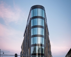 new-iron-residential-building-with-curved-glazed-corners-5