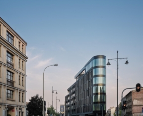 new-iron-residential-building-with-curved-glazed-corners-8