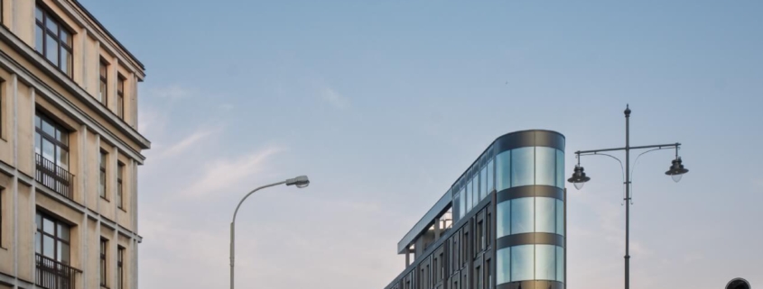 new-iron-residential-building-with-curved-glazed-corners-8