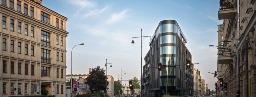 new-iron-residential-building-with-curved-glazed-corners-9